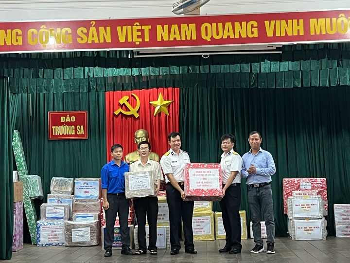 Đoàn thanh niên Viện Khoa học giáo dục Việt Nam đến thăm và tặng quà quân, dân huyện đảo Trường Sa và Nhà dàn DKI